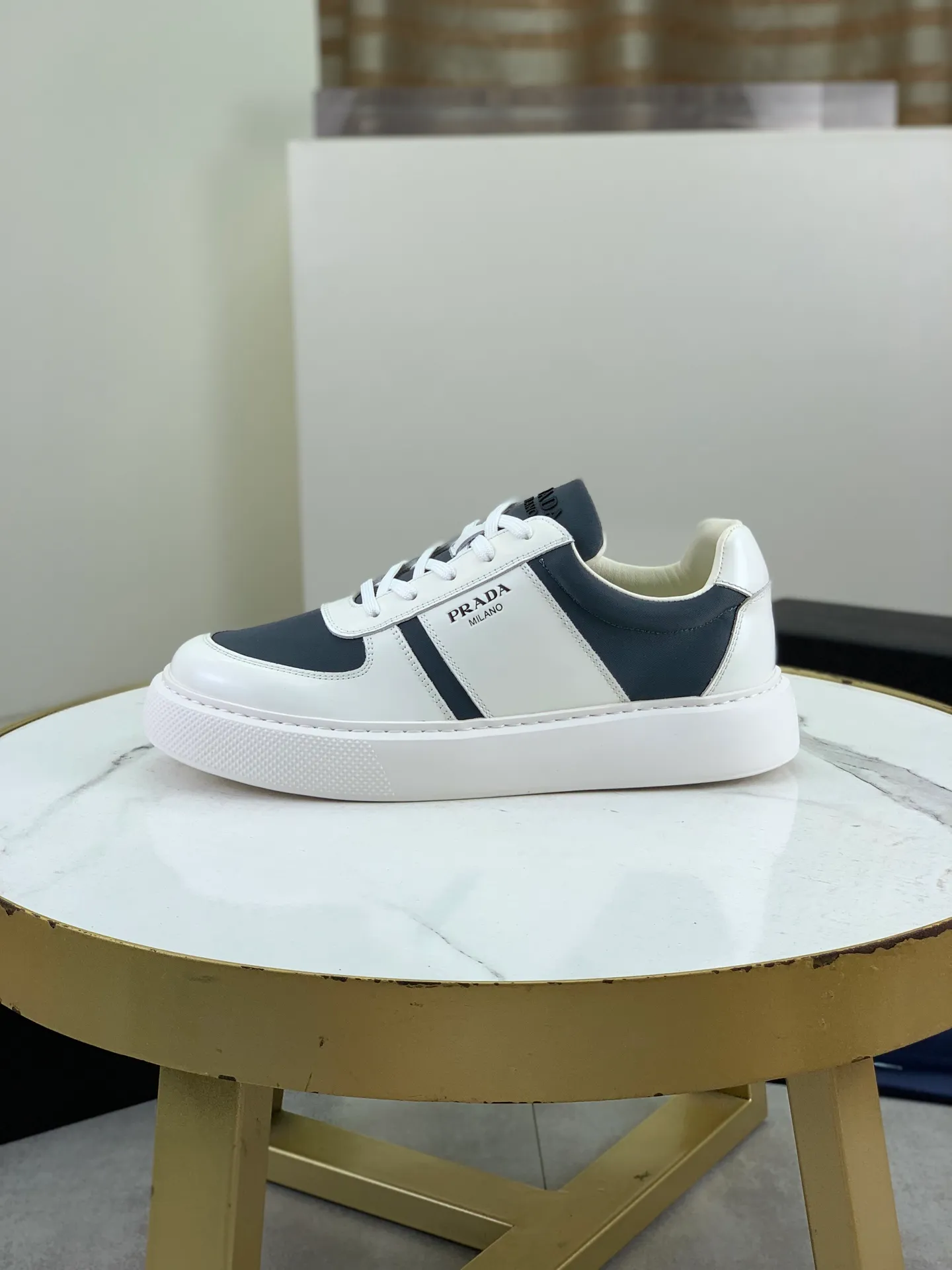 Factory price P660, top version, original order PRADA Prada's new casual sports shoes, original purchase, development and production, Prada men's classic series, technical breathable fabrics with cowhide, casual sports shoes, casual sports dad shoes, combined with high-tech breathable materials and cowhide, P's exclusive button decoration on the side. The outsole is full of P italic design and bright colors to show vitality and continue the brand design inspiration. Stroll around the city lightly and feel free and comfortable. Exquisite packaging at the delivery counter 🛍📦 ▪️Fabric: original custom pebbled calfskin ▪️Inner lining: cowhide lining ➕cowhide feet ▪️Outsole: molded PU+TPU material ▪️Sole thickness: 3.5CM ▪️Size: Men's 38-44 (45 can be customized) 2️⃣ colors available